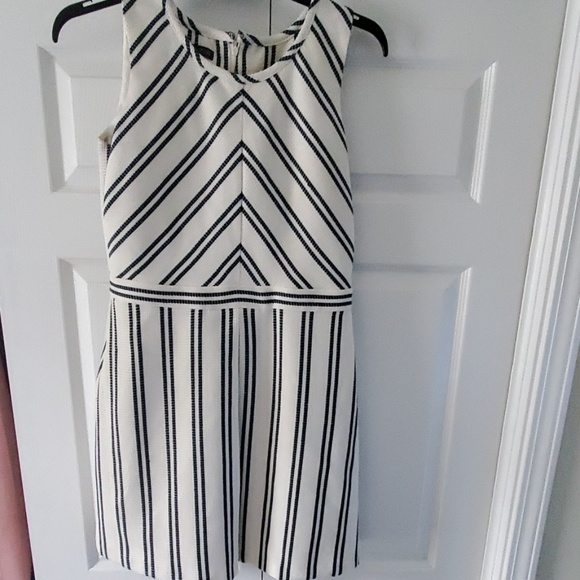 COVINGTON CREAM AND BLACK DRESS - Picture 1 of 4